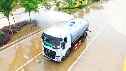 东风F5 12吨洒水车 城市植被的绿色守护者